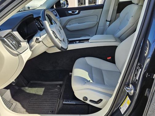 2024 Volvo XC60 Recharge Plug-In Hybrid T8 Plus Dark Theme