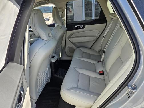 2025 Volvo XC60 Plug-In Hybrid T8 Plus