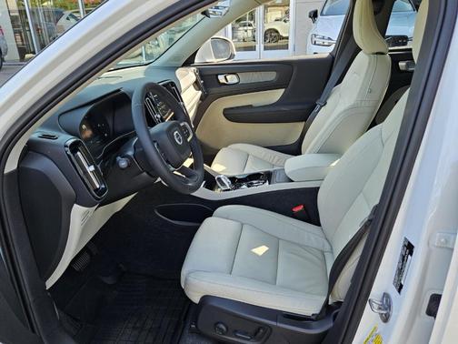 2024 Volvo XC40 B5 Plus Bright Theme