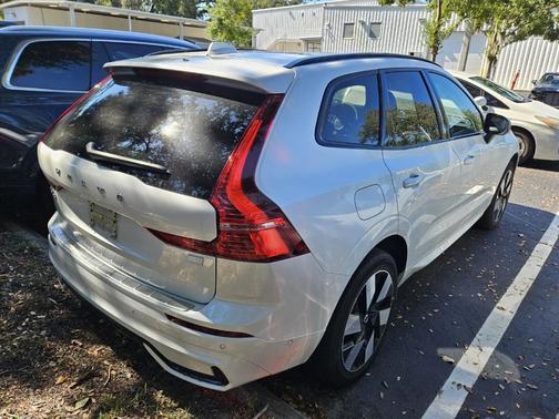 2023 Volvo XC60 Recharge Plug-In Hybrid T8 Plus Dark Theme