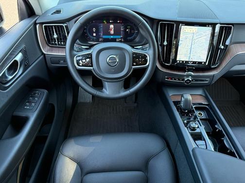 2023 Volvo XC60 Recharge Plug-In Hybrid T8 Plus Dark Theme