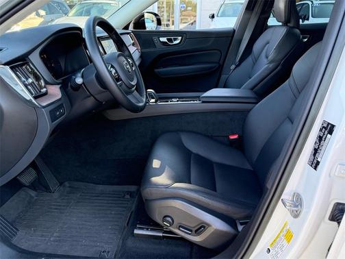 2023 Volvo XC60 Recharge Plug-In Hybrid T8 Plus Dark Theme