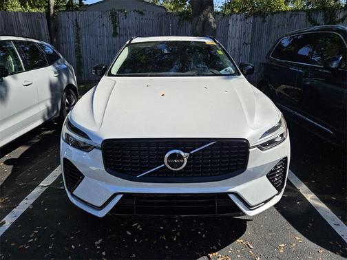 2023 Volvo XC60 Recharge Plug-In Hybrid T8 Plus Dark Theme