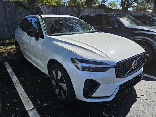 2023 Volvo XC60 Recharge Plug-In Hybrid T8 Plus Dark Theme