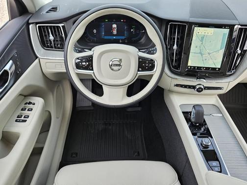2025 Volvo XC60 Plug-In Hybrid T8 Plus