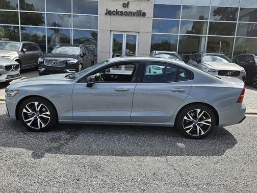 2024 Volvo S60 B5 Core Dark Theme
