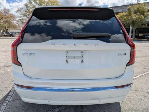 Crystal White 2026 Volvo XC90 B5 Core