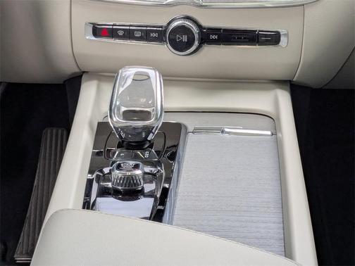 2023 Volvo XC60 B5 Ultimate Bright Theme