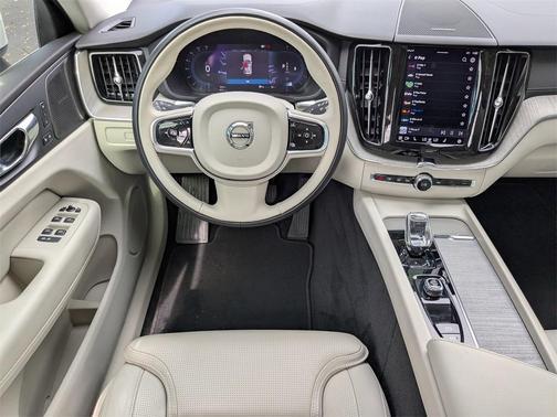 2023 Volvo XC60 B5 Ultimate Bright Theme