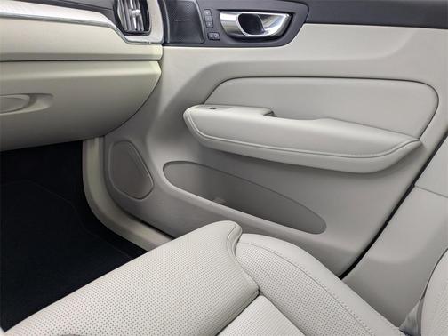 2023 Volvo XC60 B5 Ultimate Bright Theme