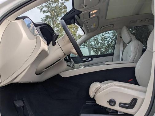 2023 Volvo XC60 B5 Ultimate Bright Theme