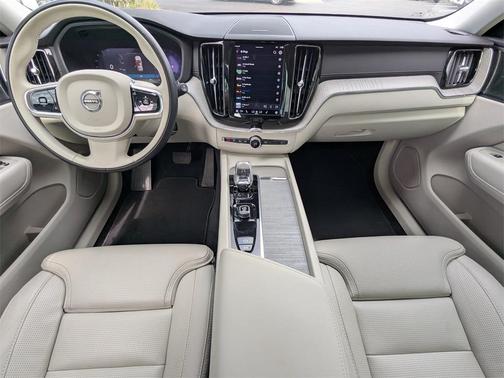 2023 Volvo XC60 B5 Ultimate Bright Theme