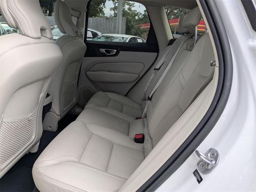 2023 Volvo XC60 B5 Ultimate Bright Theme