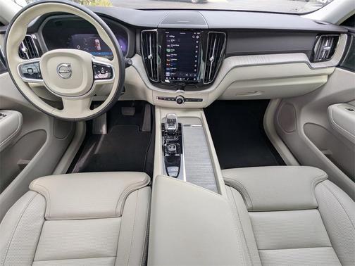 2023 Volvo XC60 B5 Ultimate Bright Theme