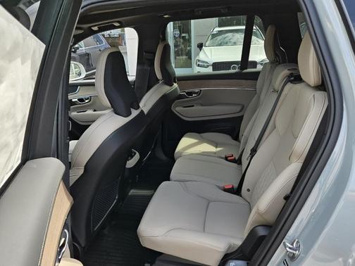 2025 Volvo XC90 B6 Core