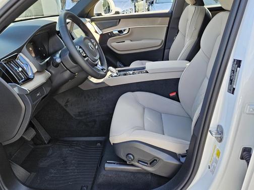 2025 Volvo XC90 B6 Plus 7-Seater