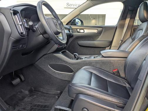 2022 Volvo XC40 T5 Momentum