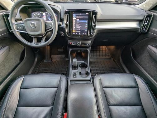 2022 Volvo XC40 T5 Momentum