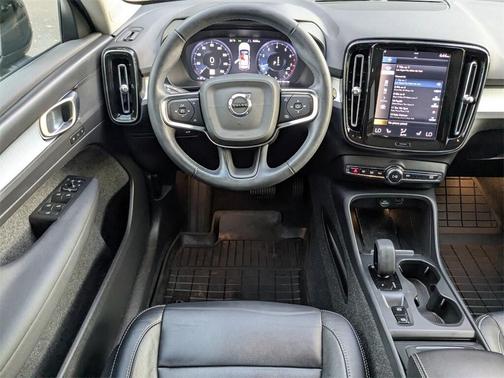 2022 Volvo XC40 T5 Momentum