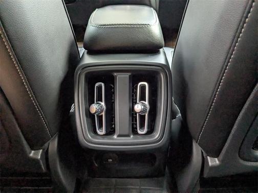 2022 Volvo XC40 T5 Momentum