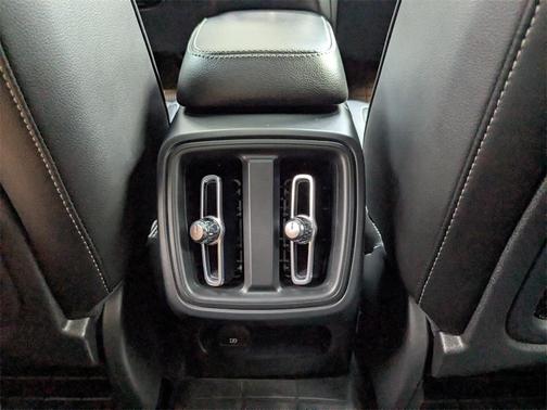 2022 Volvo XC40 T5 Momentum