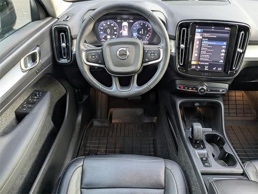 2022 Volvo XC40 T5 Momentum