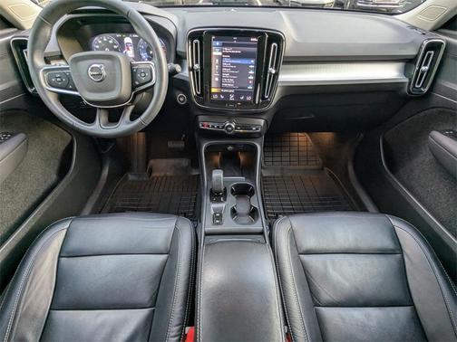 2022 Volvo XC40 T5 Momentum