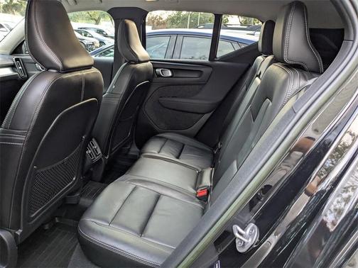 2022 Volvo XC40 T5 Momentum