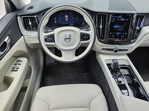 2025 Volvo XC60 Plug-In Hybrid T8 Plus