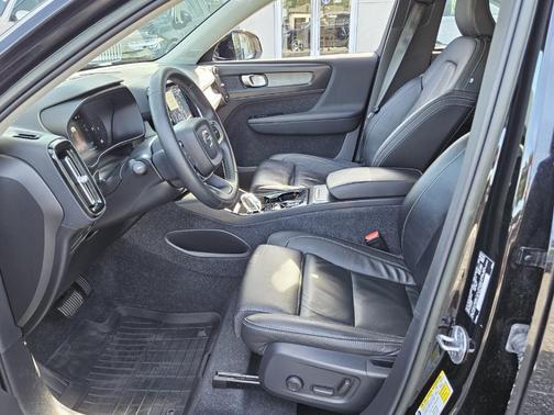 2023 Volvo XC40 B5 Plus Bright Theme