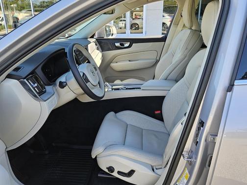 2023 Volvo XC60 B5 Ultimate Bright Theme