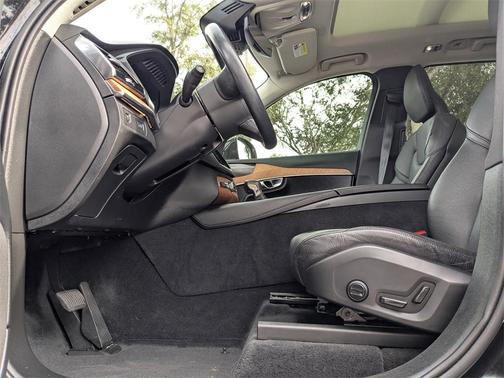 2022 Volvo XC90 T6 Momentum 6 Passenger