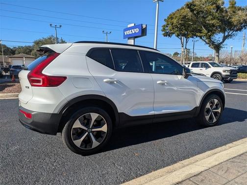 2024 Volvo XC40 B5 Core