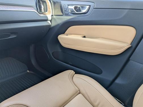 2023 Volvo XC60 B5 Ultimate Dark Theme