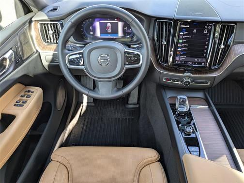 2023 Volvo XC60 B5 Ultimate Dark Theme