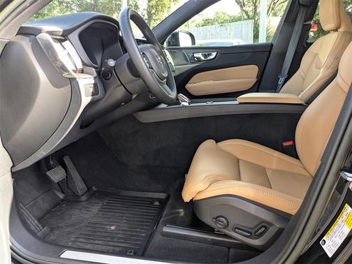 2023 Volvo XC60 B5 Ultimate Dark Theme