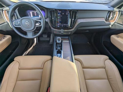 2023 Volvo XC60 B5 Ultimate Dark Theme