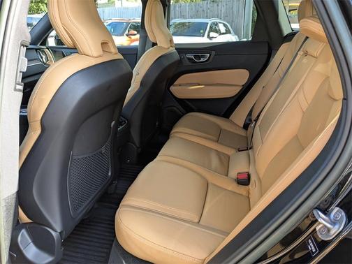 2023 Volvo XC60 B5 Ultimate Dark Theme