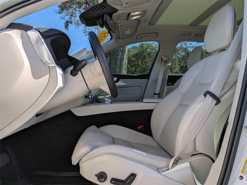 2023 Volvo XC60 B5 Ultimate Bright Theme