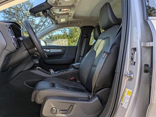 2025 Volvo XC40 B5 Plus Bright Theme