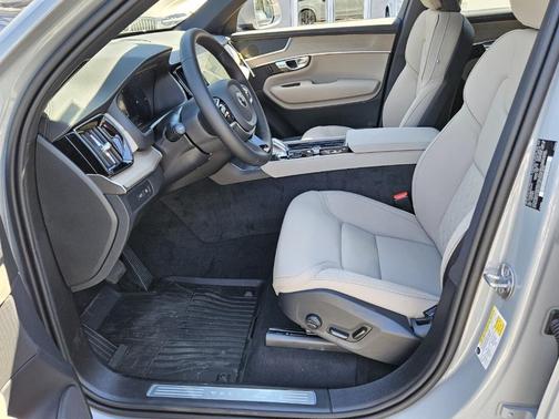 2025 Volvo XC90 Plug-In Hybrid T8 Plus 6-Seater