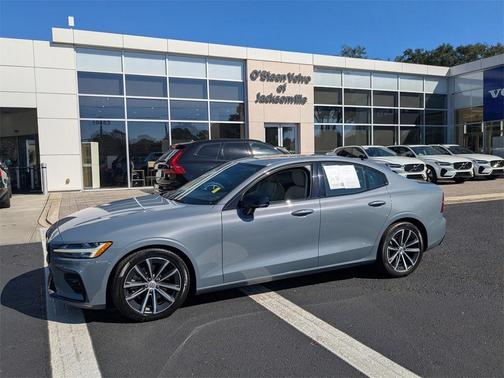 2022 Volvo S60 B5 Momentum