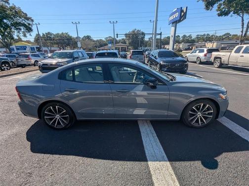 2022 Volvo S60 B5 Momentum