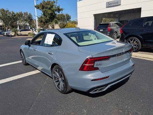 2022 Volvo S60 B5 Momentum