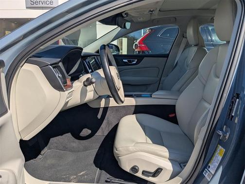 2022 Volvo S60 B5 Momentum