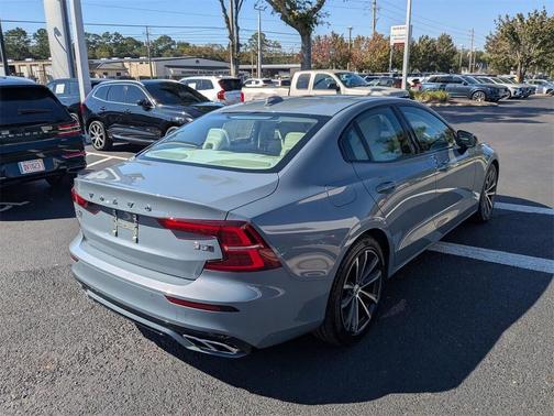 2022 Volvo S60 B5 Momentum