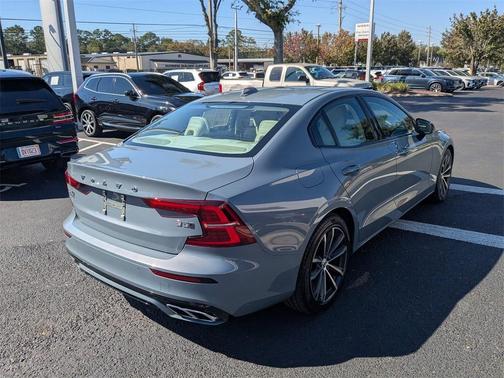 2022 Volvo S60 B5 Momentum