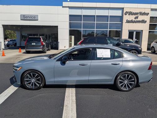 2022 Volvo S60 B5 Momentum