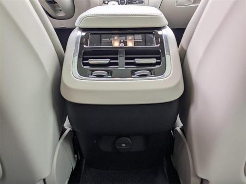 2023 Volvo XC60 B6 Ultimate Dark Theme