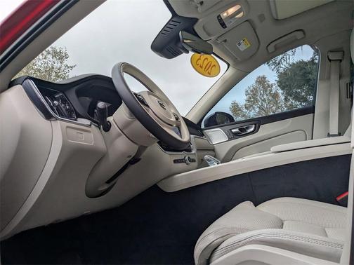 2023 Volvo XC60 B6 Ultimate Dark Theme